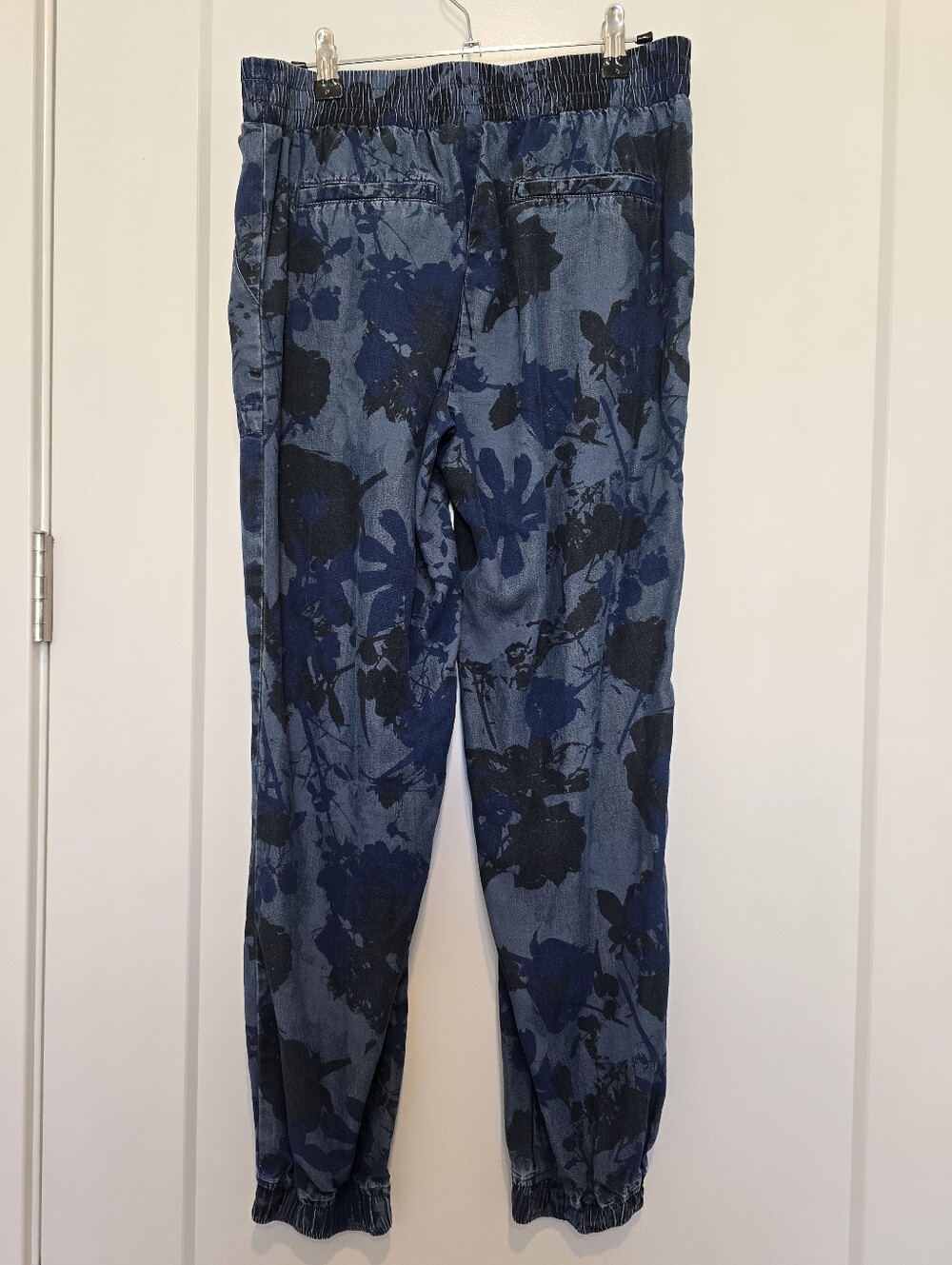 Juicy Couture Blue Floral Camo Jogger Lightweight Denim Pants - Picture 2 of 7
